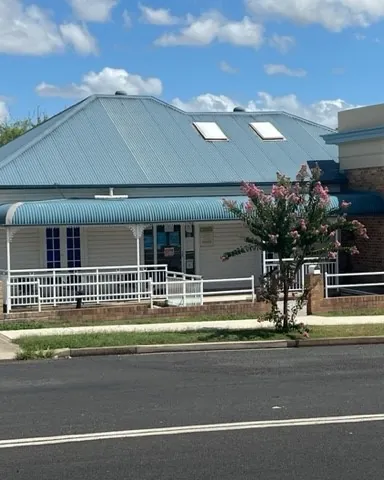 Aberdeen Surgery seen from Segenhoe Street, with its blue verandah